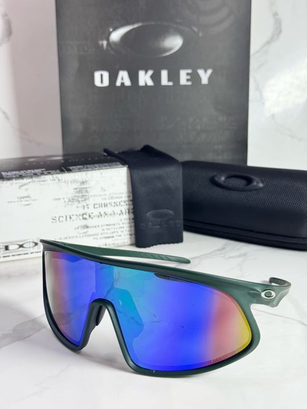 Lentes OAKLEY — Ref. LF-L235-0225 con el packaging mostrado en la fotografía