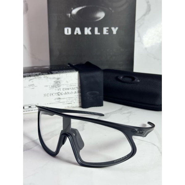 Lentes OAKLEY — Ref. LF-L235-0226 con el packaging mostrado en la fotografía