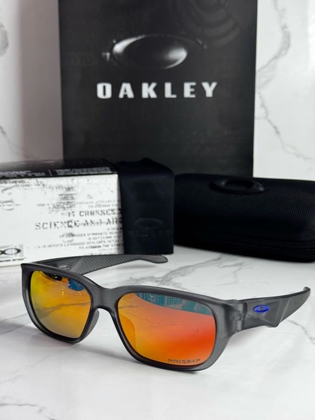 Lentes OAKLEY — Ref. LF-L235-0227 con el packaging mostrado en la fotografía