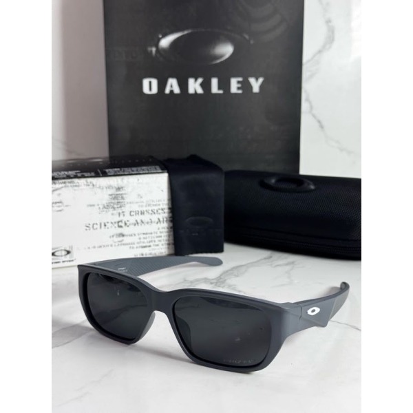 Lentes OAKLEY — Ref. LF-L235-0228 con el packaging mostrado en la fotografía