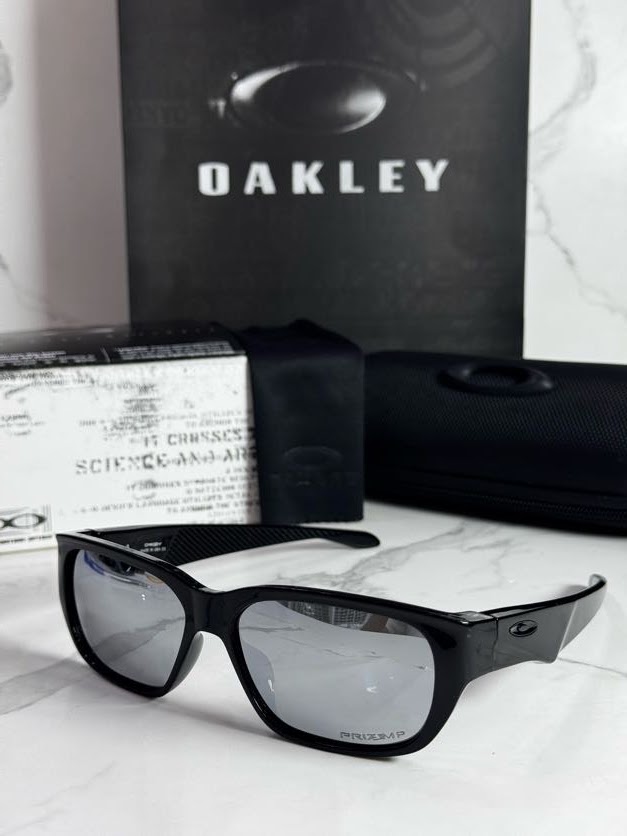 Lentes OAKLEY — Ref. LF-L235-0229 con el packaging mostrado en la fotografía