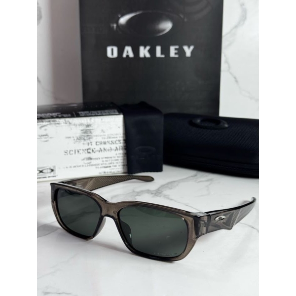 Lentes OAKLEY — Ref. LF-L235-0231 con el packaging mostrado en la fotografía