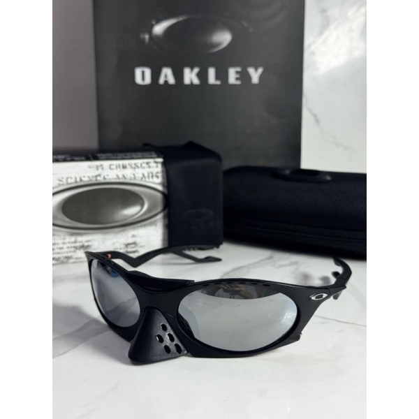 Lentes OAKLEY — Ref. LF-L235-0238 con el packaging mostrado en la fotografía