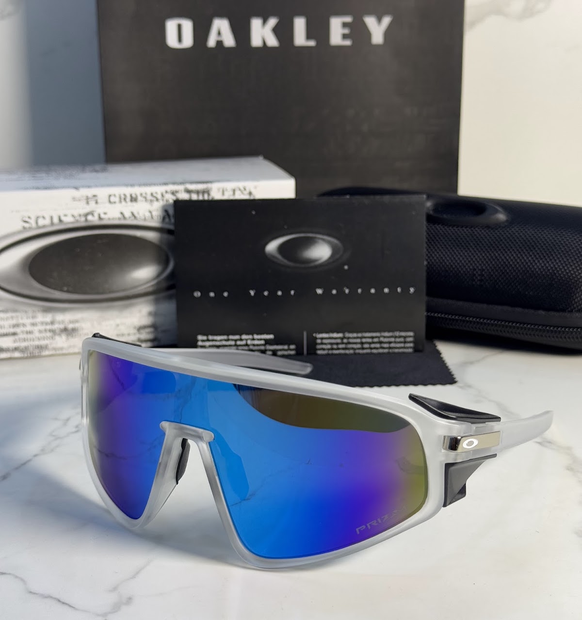 Lentes OAKLEY — Ref. LF-L235-0245 con el packaging mostrado en la fotografía