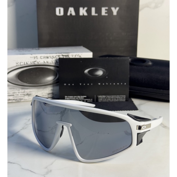 Lentes OAKLEY — Ref. LF-L235-0246 con el packaging mostrado en la fotografía