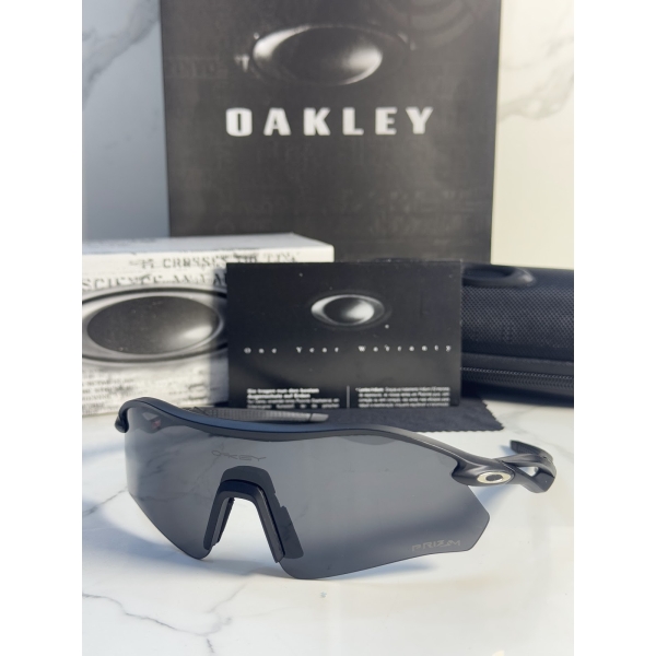 Lentes OAKLEY — Ref. LF-L235-0248 con el packaging mostrado en la fotografía