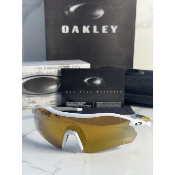 Lentes OAKLEY — Ref. LF-L235-0249 con el packaging mostrado en la fotografía