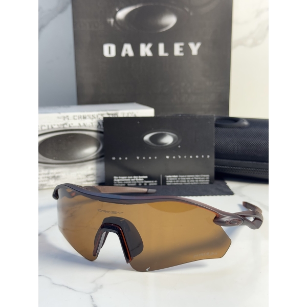 Lentes OAKLEY — Ref. LF-L235-0250 con el packaging mostrado en la fotografía