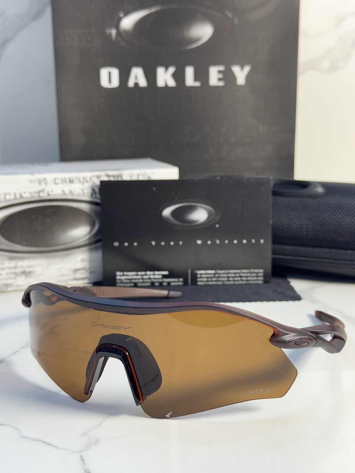 Lentes OAKLEY — Ref. LF-L235-0250 con el packaging mostrado en la fotografía