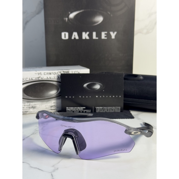 Lentes OAKLEY — Ref. LF-L235-0251 con el packaging mostrado en la fotografía