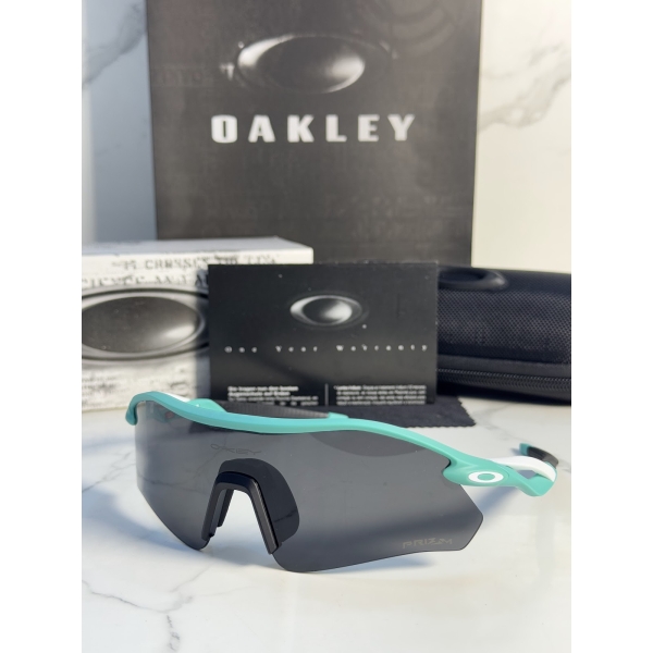 Lentes OAKLEY — Ref. LF-L235-0254 con el packaging mostrado en la fotografía