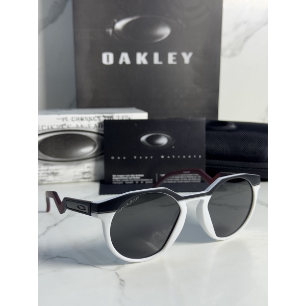 Lentes OAKLEY — Ref. LF-L235-0256 con el packaging mostrado en la fotografía