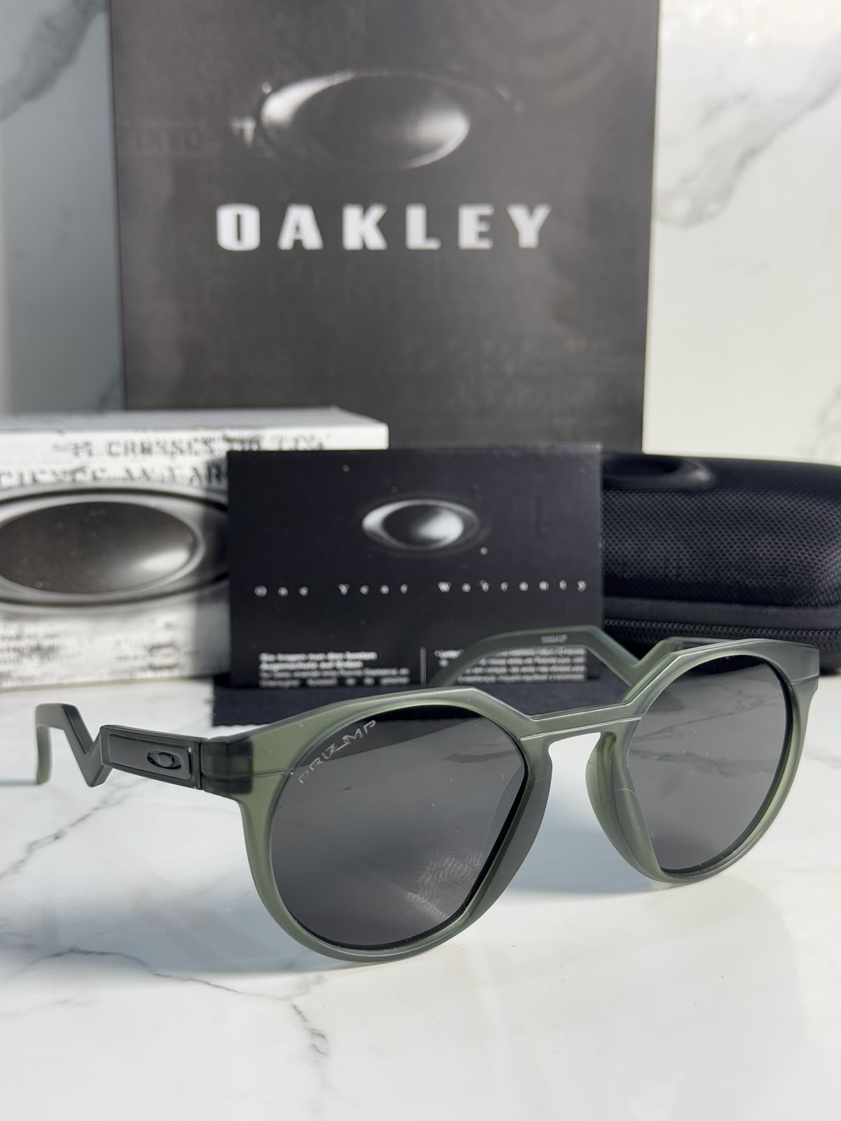Lentes OAKLEY — Ref. LF-L235-0258 con el packaging mostrado en la fotografía