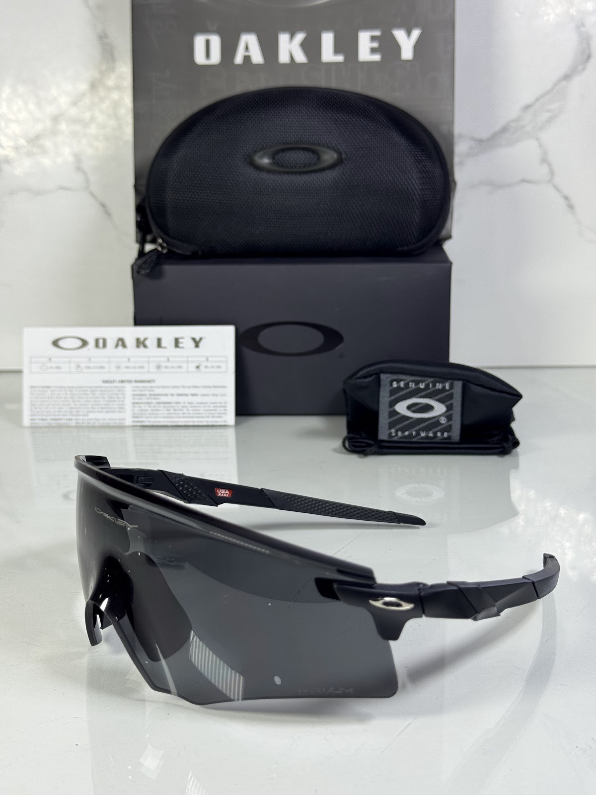 Lentes OAKLEY — Ref. LF-L235-0260 con el packaging mostrado en la fotografía