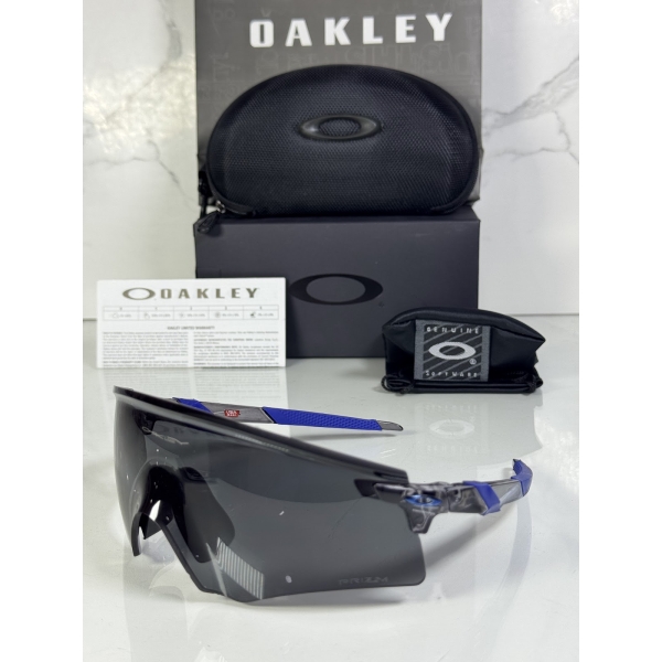 Lentes OAKLEY — Ref. LF-L235-0261 con el packaging mostrado en la fotografía