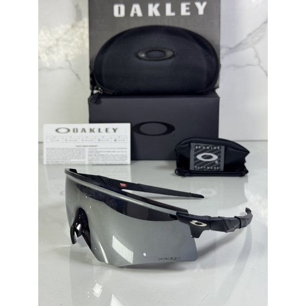 Lentes OAKLEY — Ref. LF-L235-0262 con el packaging mostrado en la fotografía