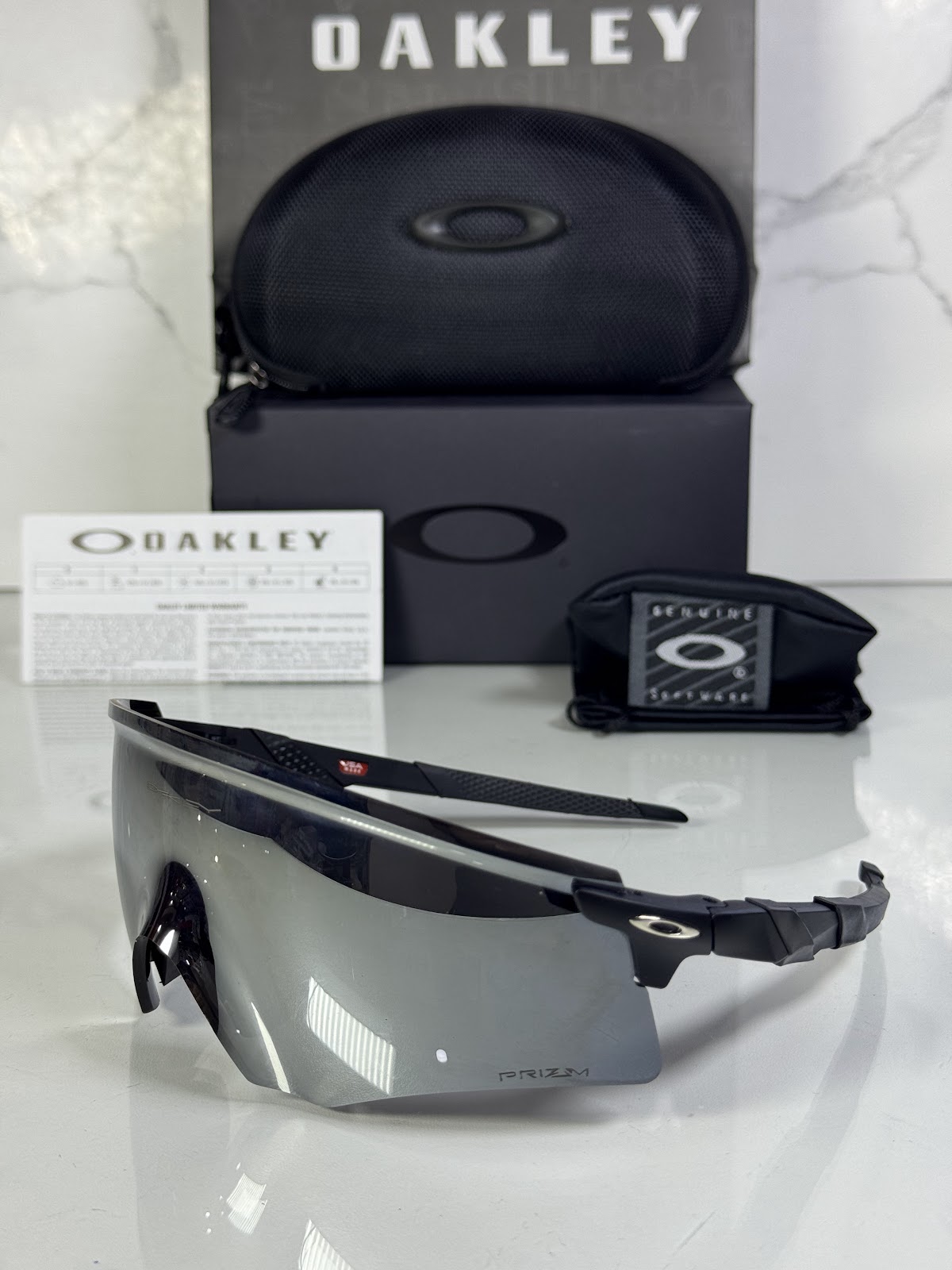 Lentes OAKLEY — Ref. LF-L235-0262 con el packaging mostrado en la fotografía
