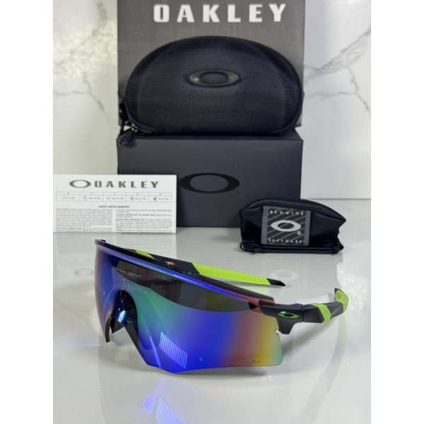 Lentes OAKLEY — Ref. LF-L235-0264 con el packaging mostrado en la fotografía