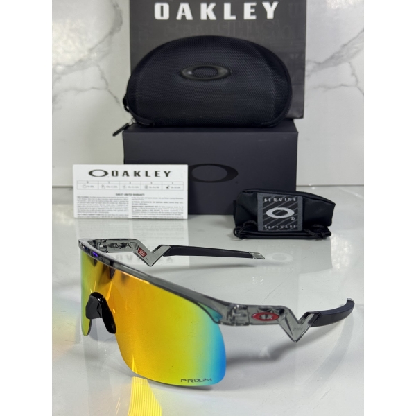 Lentes OAKLEY — Ref. LF-L235-0268 con el packaging mostrado en la fotografía