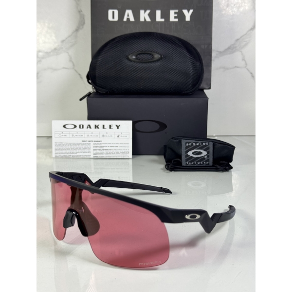 Lentes OAKLEY — Ref. LF-L235-0269 con el packaging mostrado en la fotografía