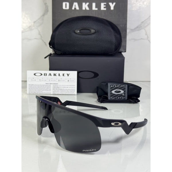 Lentes OAKLEY — Ref. LF-L235-0270 con el packaging mostrado en la fotografía