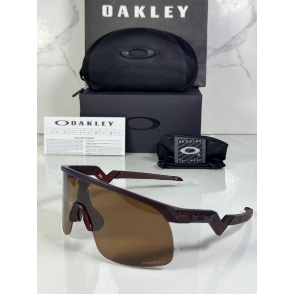 Lentes OAKLEY — Ref. LF-L235-0271 con el packaging mostrado en la fotografía