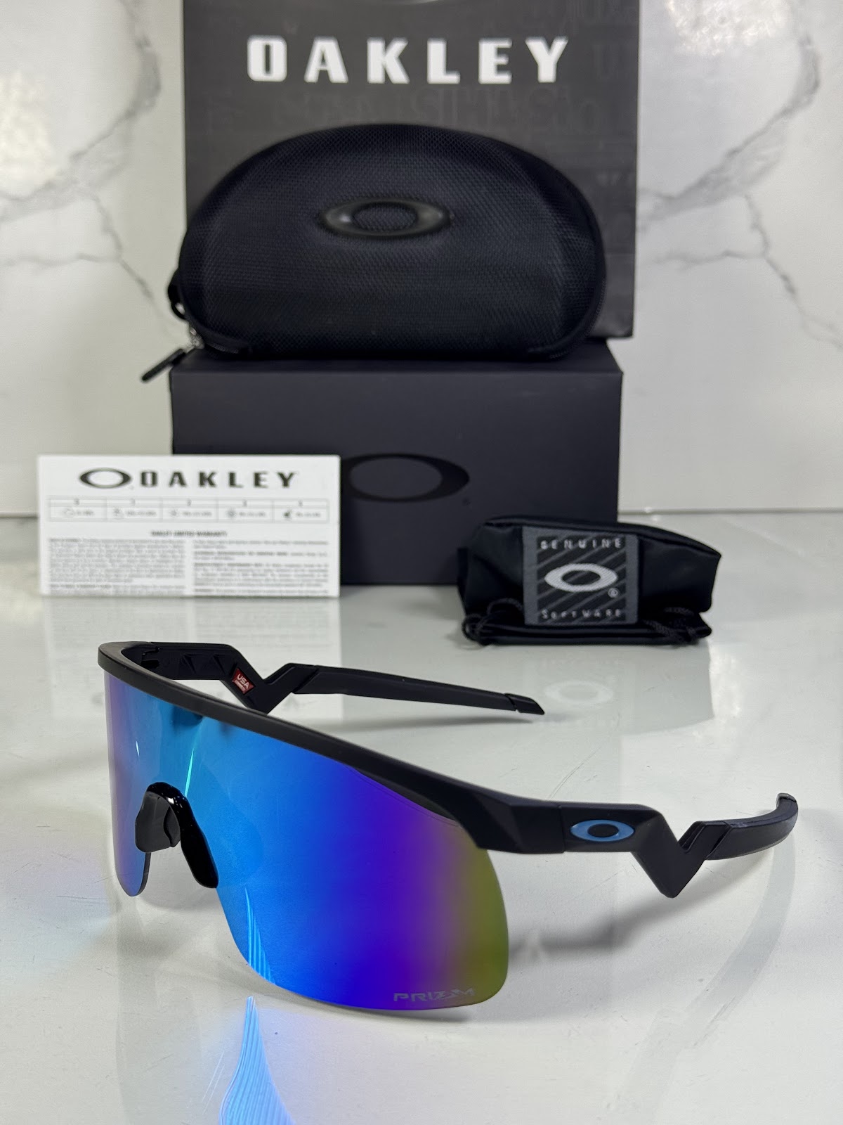Lentes OAKLEY — Ref. LF-L235-0273 con el packaging mostrado en la fotografía