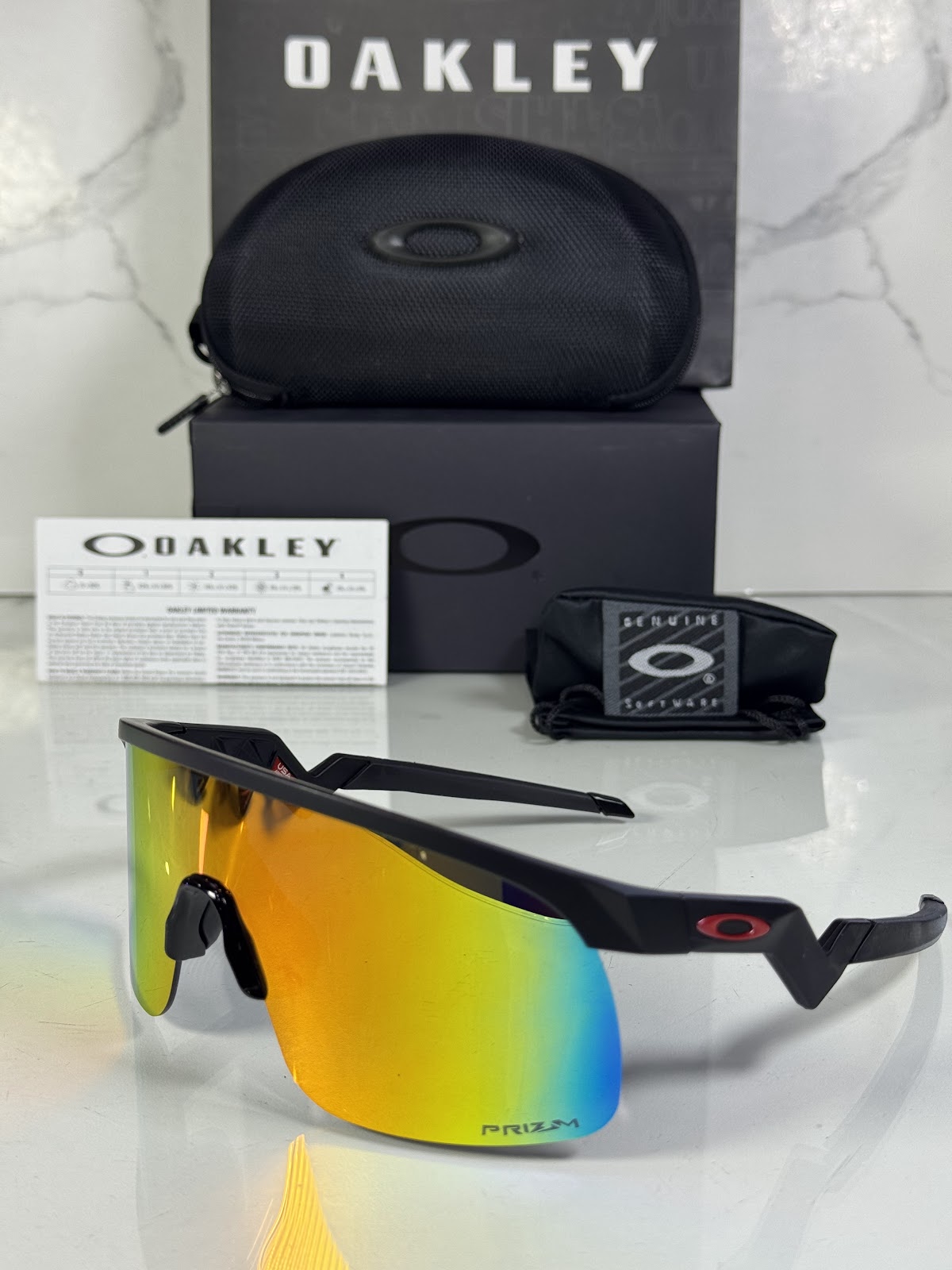 Lentes OAKLEY — Ref. LF-L235-0275 con el packaging mostrado en la fotografía
