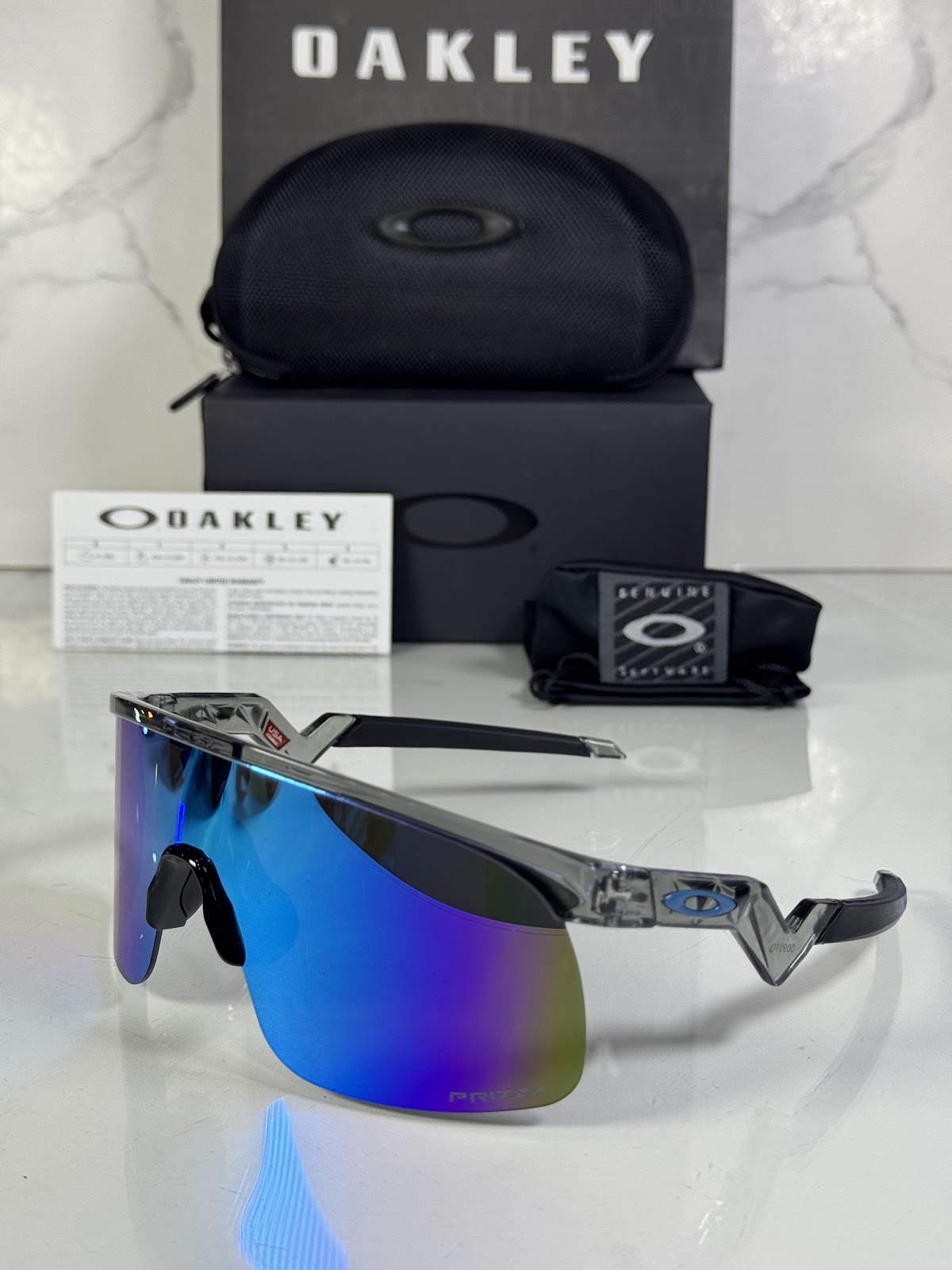 Lentes OAKLEY — Ref. LF-L235-0276 con el packaging mostrado en la fotografía