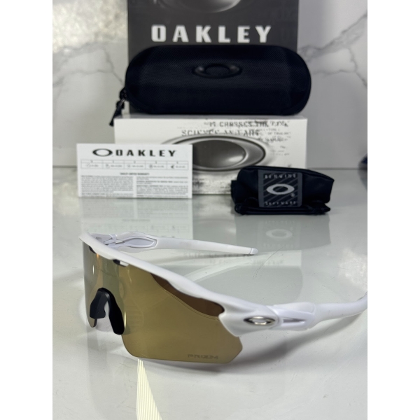 Lentes OAKLEY — Ref. LF-L235-0277 con el packaging mostrado en la fotografía