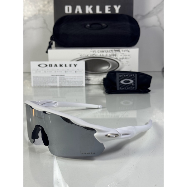 Lentes OAKLEY — Ref. LF-L235-0278 con el packaging mostrado en la fotografía