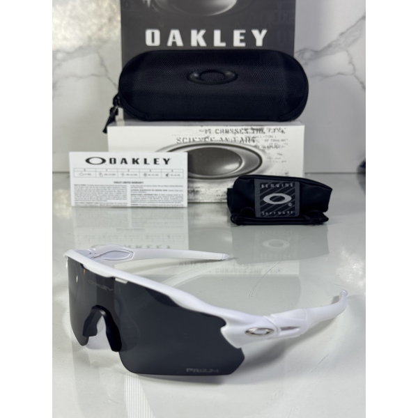 Lentes OAKLEY — Ref. LF-L235-0279 con el packaging mostrado en la fotografía