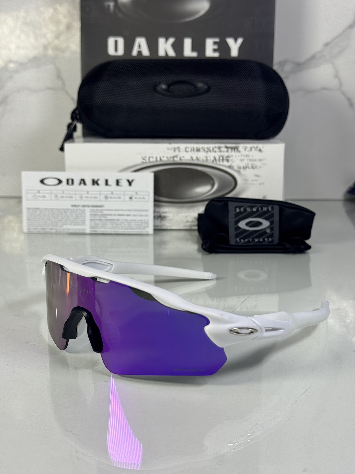 Lentes OAKLEY — Ref. LF-L235-0280 con el packaging mostrado en la fotografía