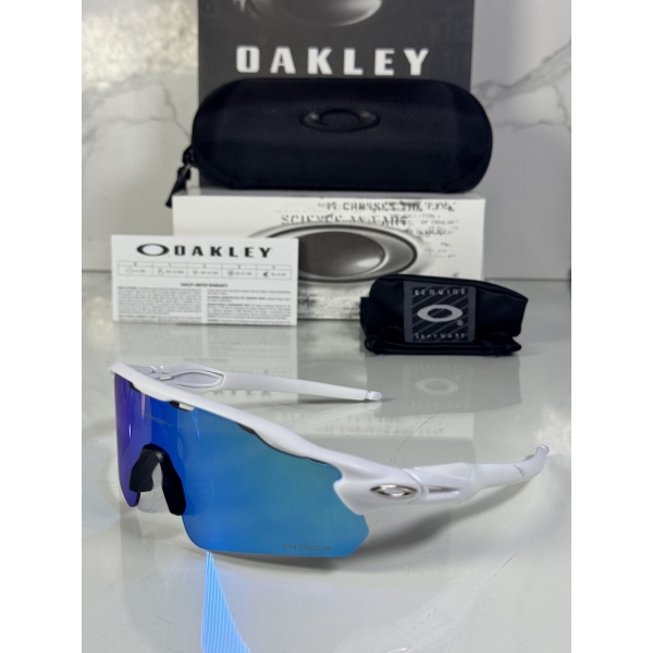 Lentes OAKLEY — Ref. LF-L235-0281 con el packaging mostrado en la fotografía