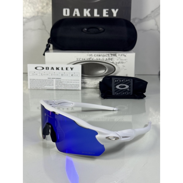 Lentes OAKLEY — Ref. LF-L235-0282 con el packaging mostrado en la fotografía