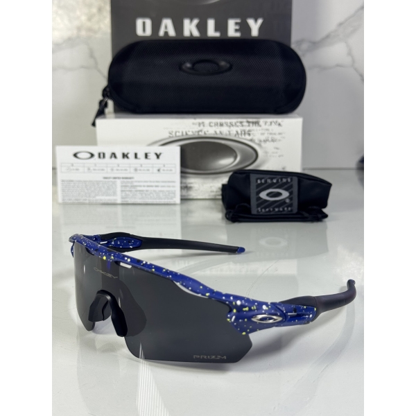 Lentes OAKLEY — Ref. LF-L235-0285 con el packaging mostrado en la fotografía