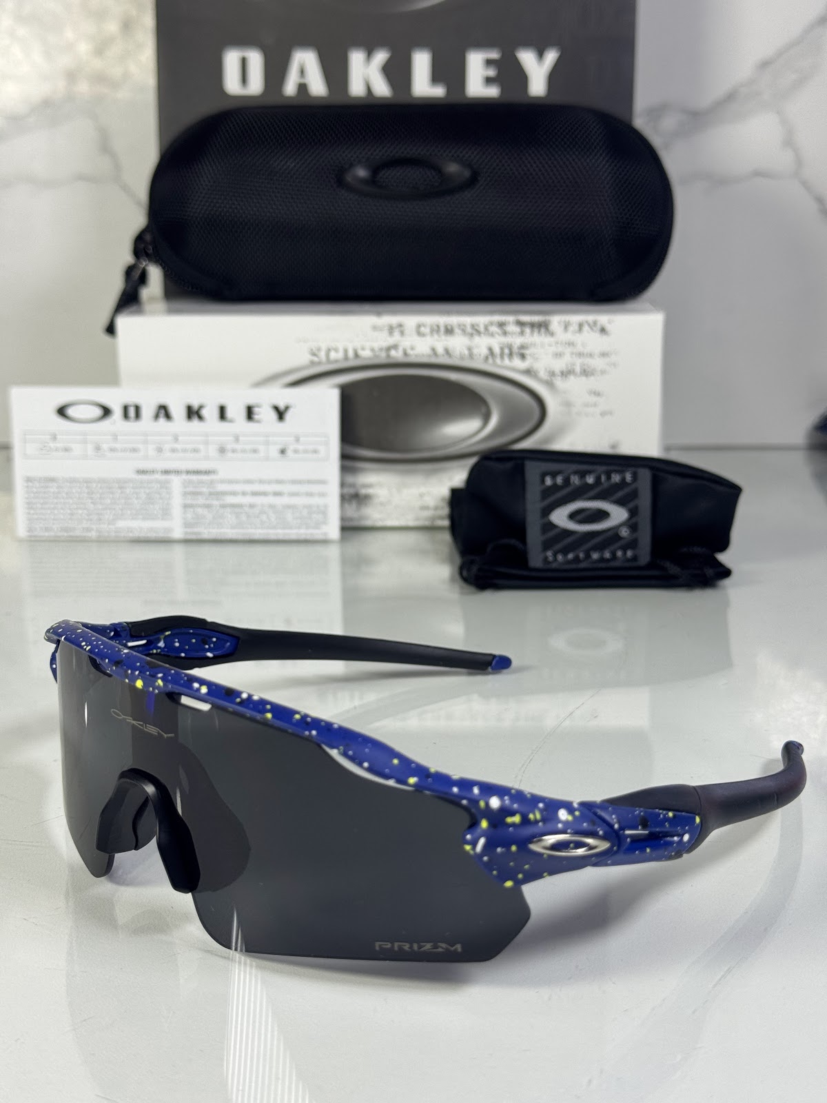 Lentes OAKLEY — Ref. LF-L235-0285 con el packaging mostrado en la fotografía
