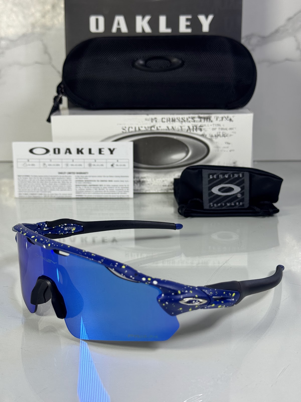 Lentes OAKLEY — Ref. LF-L235-0287 con el packaging mostrado en la fotografía