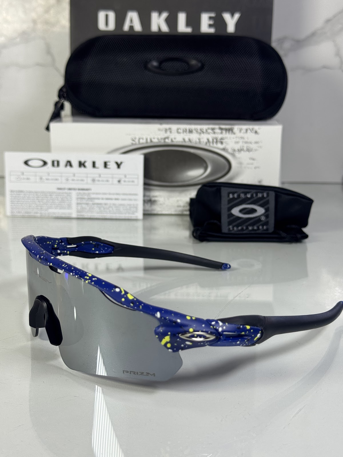 Lentes OAKLEY — Ref. LF-L235-0288 con el packaging mostrado en la fotografía