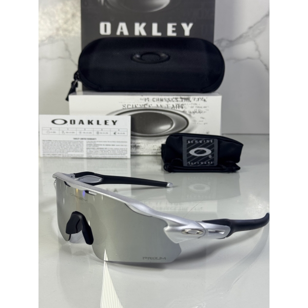 Lentes OAKLEY — Ref. LF-L235-0290 con el packaging mostrado en la fotografía