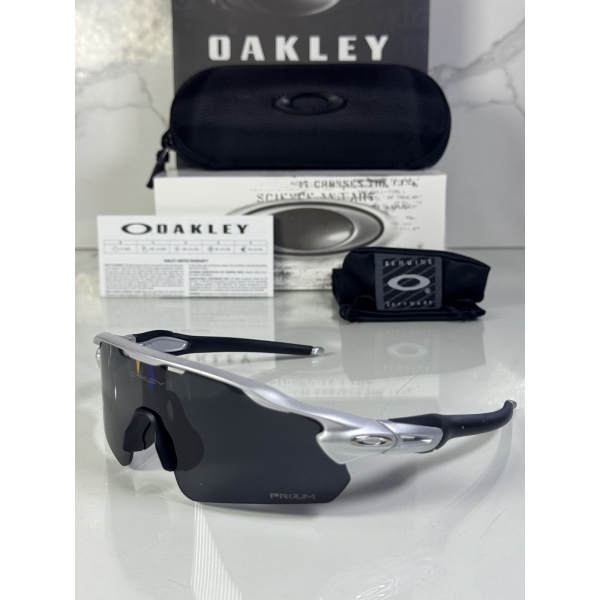 Lentes OAKLEY — Ref. LF-L235-0291 con el packaging mostrado en la fotografía