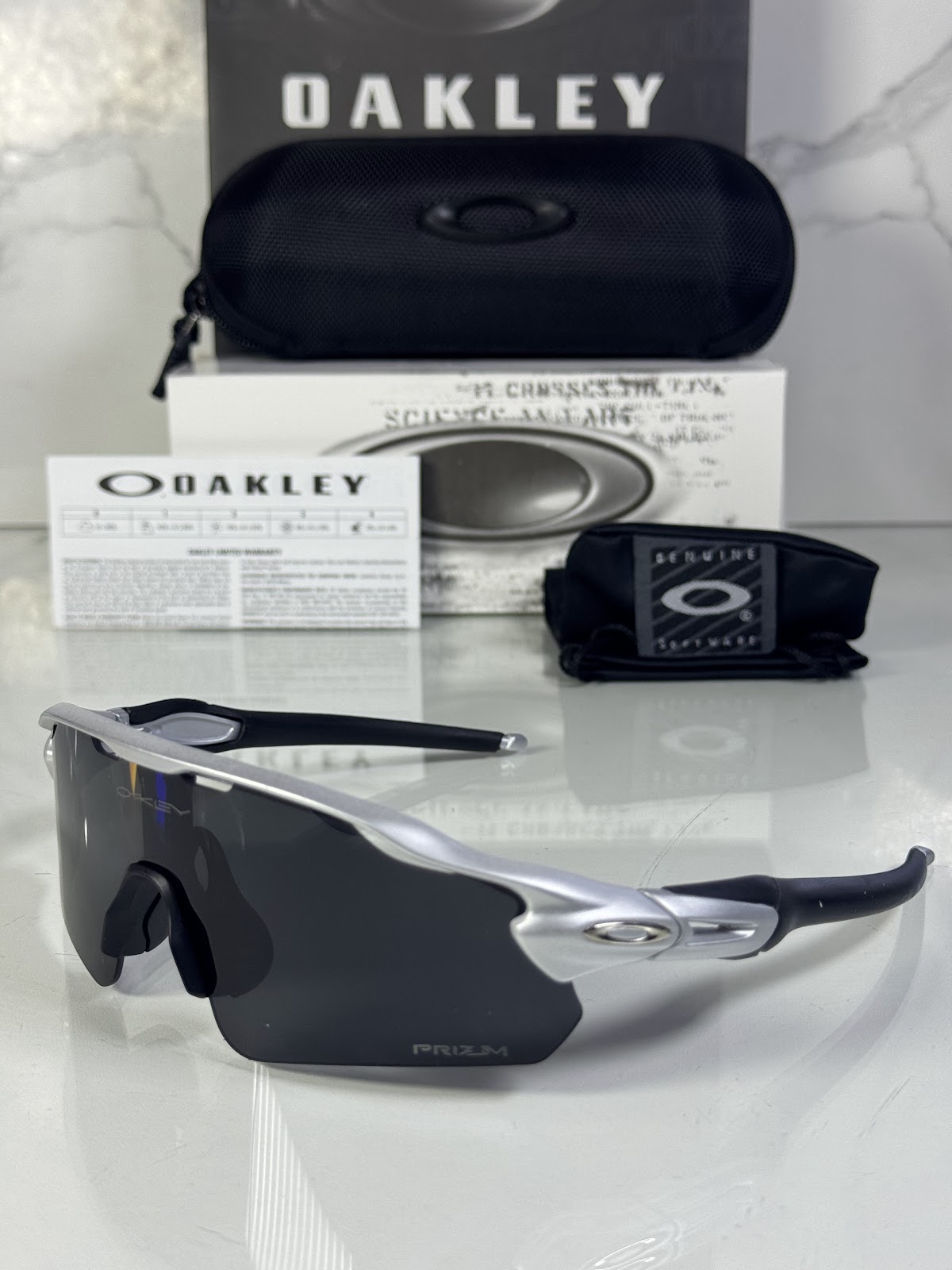Lentes OAKLEY — Ref. LF-L235-0291 con el packaging mostrado en la fotografía