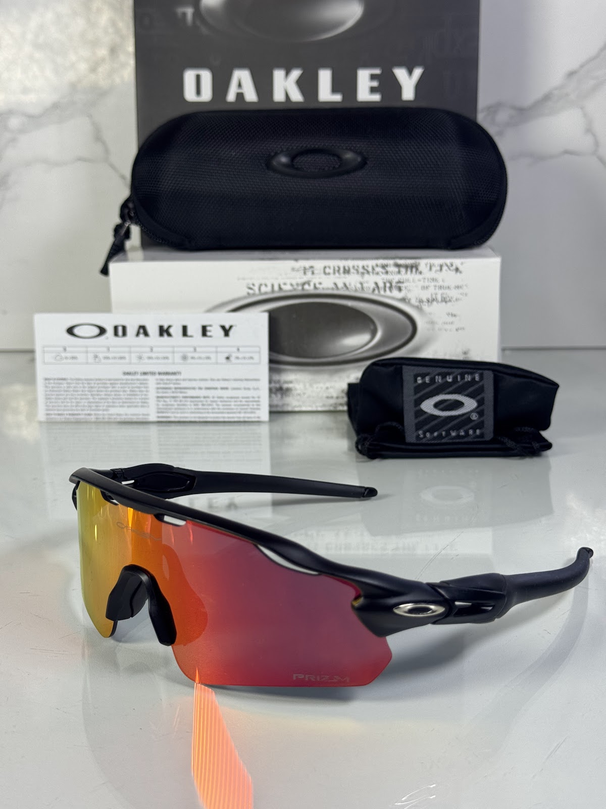 Lentes OAKLEY — Ref. LF-L235-0296 con el packaging mostrado en la fotografía