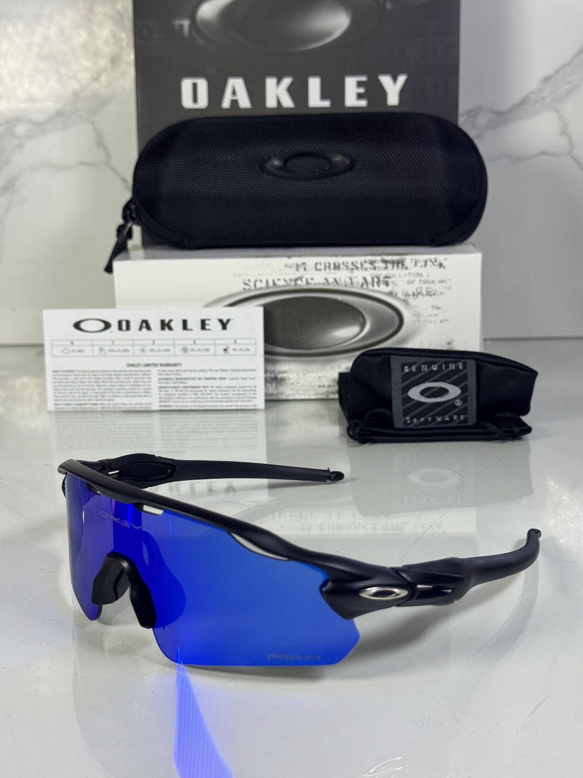 Lentes OAKLEY — Ref. LF-L235-0297 con el packaging mostrado en la fotografía