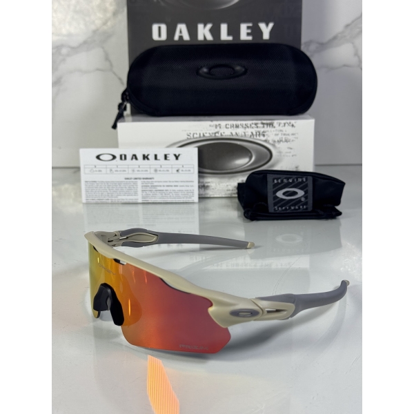 Lentes OAKLEY — Ref. LF-L235-0298 con el packaging mostrado en la fotografía