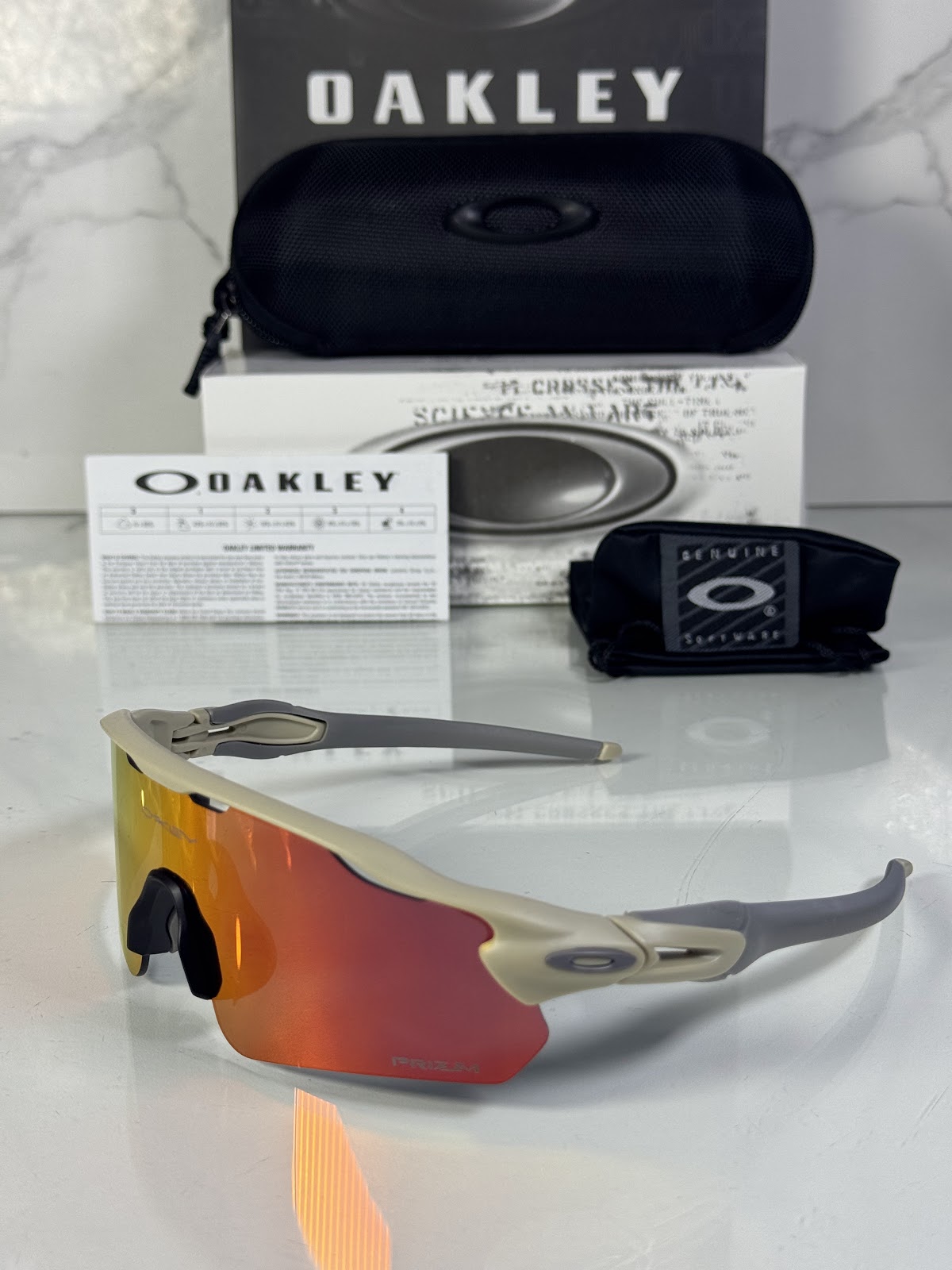 Lentes OAKLEY — Ref. LF-L235-0298 con el packaging mostrado en la fotografía