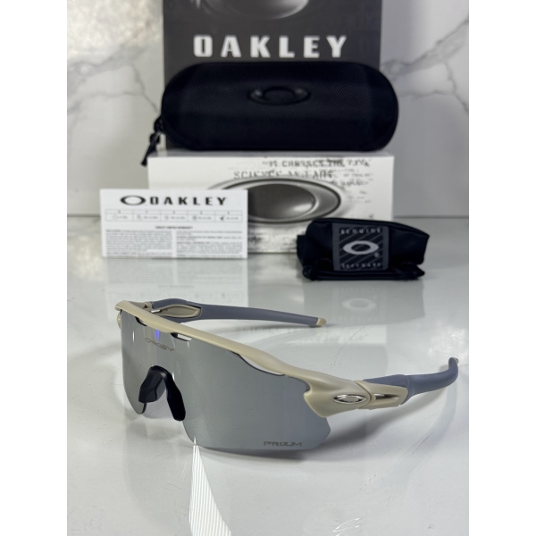 Lentes OAKLEY — Ref. LF-L235-0299 con el packaging mostrado en la fotografía