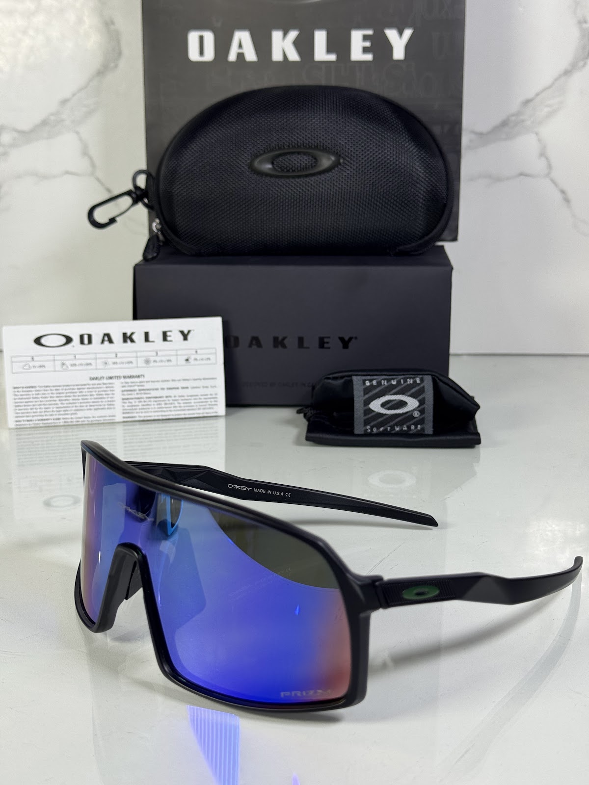 Lentes OAKLEY — Ref. LF-L235-0309 con el packaging mostrado en la fotografía