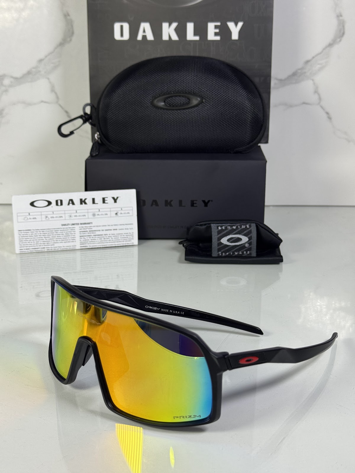Lentes OAKLEY — Ref. LF-L235-0311 con el packaging mostrado en la fotografía