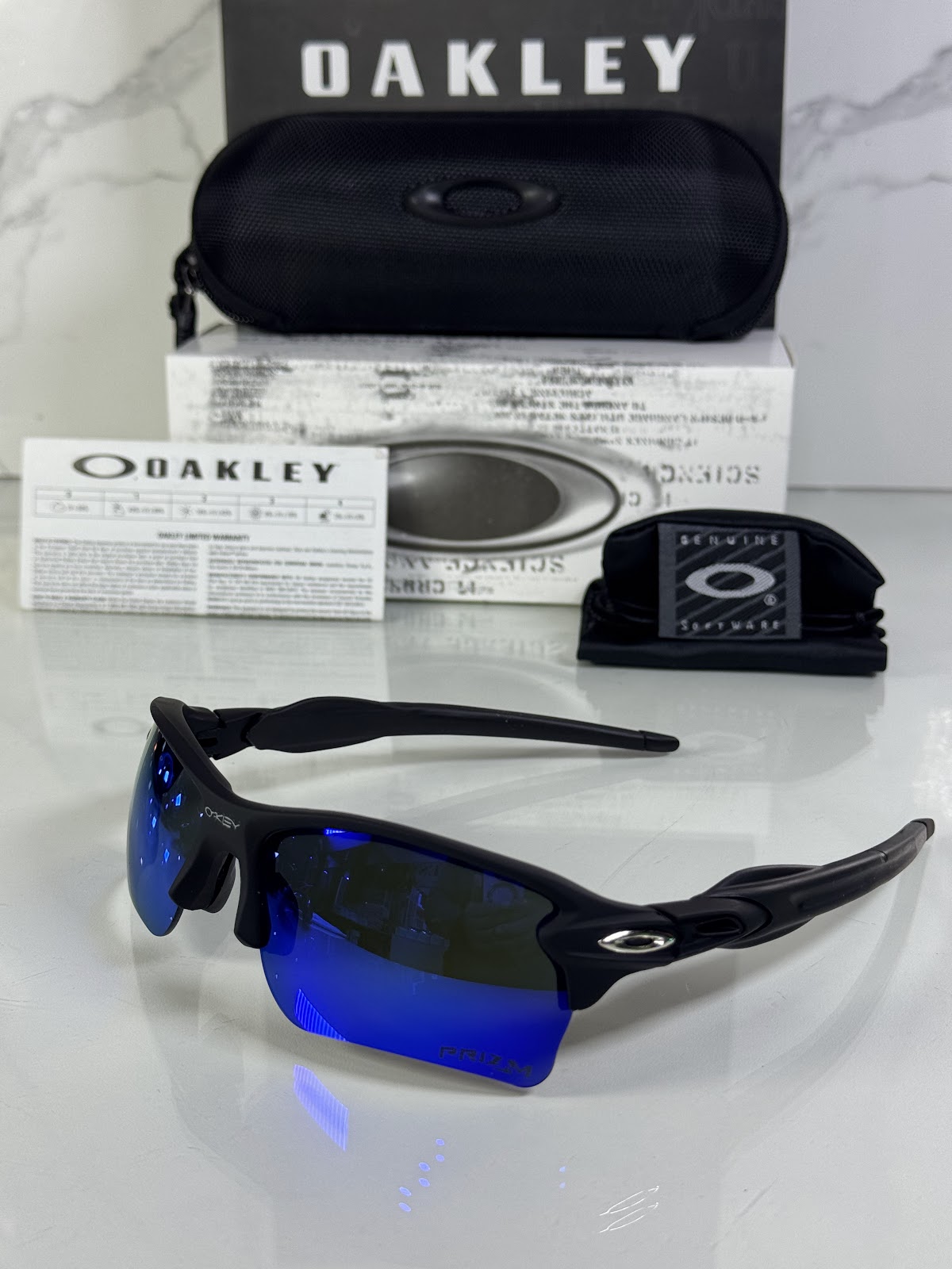 Lentes OAKLEY — Ref. LF-L235-0312 con el packaging mostrado en la fotografía